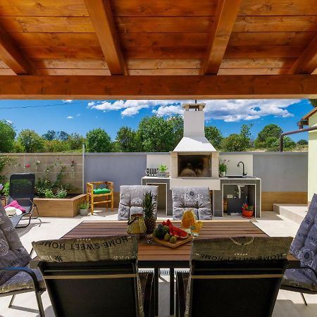 Holiday Home Laura By Interhome Пула Экстерьер фото